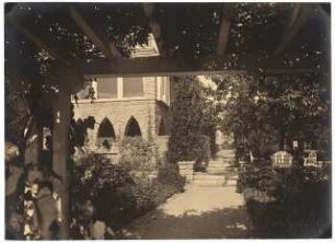 Ausstellungsgarten Jubiläums-Gartenbau-Ausstellung 1926, Dresden: Der kommende Garten: Pergola, Sitzecke und Haus, Abschnitt 4