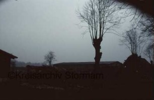 Gut Tangstedt: Ruine des ehemaligen Torhauses: Trümmer: davor Bauzaun: im Hintergrund Gebäude