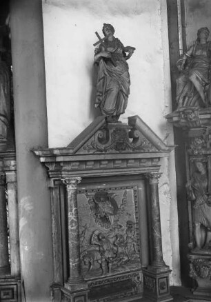 Wandgrab des hessischen Landgrafen Ludwig IV. Testator und seiner Gemahlin Hedwig von Württemberg: Statuette der Fides oberhalb des linken Flügels