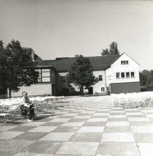 Rodewisch-Obergöltzsch, Schloßstraße 2. Ehemaliges Rittergut Obergöltzsch. Herrenhaus (17. bis 19. Jh.). Hoffront. Blick über den Konzertplatz
