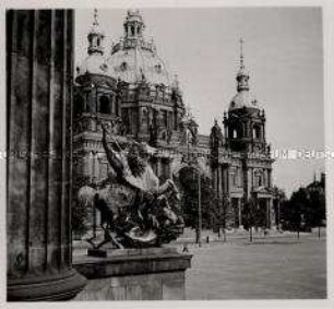 Berlin, Blick vom Alten Museum zum Berliner Dom
