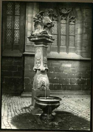alter Markt schöner Brunnen mit Wappen auf Säule 1730