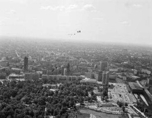 Luftaufnahme, Blick von Norden auf den Hardenbergplatz mit Zentrum am Zoo und Bahnhof Zoo. Berlin-Charlottenburg, Joachimsthaler Straße, Hardenbergstraße