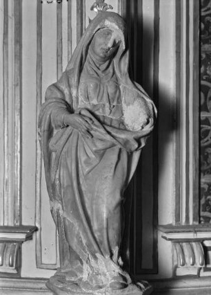 Altarbekrönung, 2. Figur von rechts: Mater Dolorosa