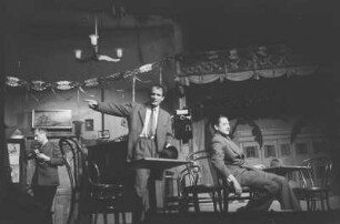 Szenenbilder aus dem Stück "Ein Leben lang" von William Saroyan im Schlossparktheater Berlin-Steglitz