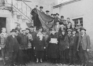 Bermsgrüner Arbeiter und Bauern während eines Agitationseinsatzes in Eibenstock mit der "Sensenfahne" des Thomas-Müntzer-Bundes mit der Aufschrift "Bauern zu hauf, Bauer steh auf" : Bermsgrüner Arbeiter und Bauern während eines Agitationseinsatzes in Eibenstock
