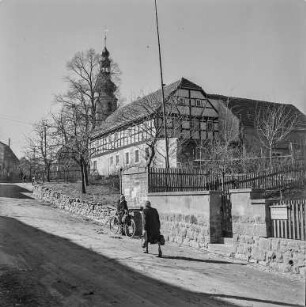 Hochkirch : Hochkirch. Blick zur evangelischen Pfarrkirche. Straßenansicht