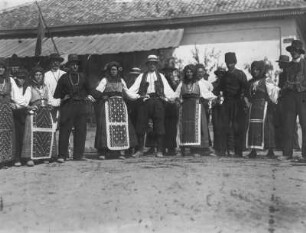 Rumänen und Bulgaren beim Hora : Rumänen und Bulgaren in Tracht in der Grenzregion der Dobrudscha beim Hora.