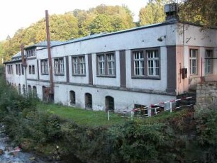 Heruntergekommener Kleinbetrieb im Dorf Podgorzyn bei Jelina Gora