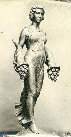 Glücksgöttin für den Marktbrunnen in Homberg : Glücksgöttin für den Marktbrunnen in Homberg. Bronzeguß; Höhe 230 cm (1913, C. Brose)