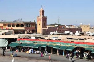 Platz Djemaa el-Fna : Blick von oben auf ein Minarett und Geschäfte am zentralen Platz Djemaa el-Fna in Marrakesch, aufgenommen am 07.11.2008