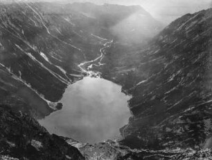 Bergsee : Blick in ein Bergtal mit See