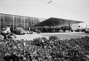 Pforzheim: Neuer Hauptbahnhof mit Vorplatz, Vordergrund Blumenanlage
