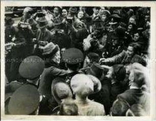 Die Frau von Premierminister Chamberlain vor Downing Street 10 nach Abschluss des Münchner Abkommens