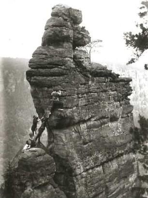 Böhmische Schweiz, Elbtal , rechtes Ufer (Labské údolí, Pravý břeh). Nonne (Jeptiška). Seilschaft Schubert an der Unterstützungsstelle des Alten Weges (VI [VIIa])