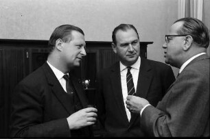 Freiburg: Amerikahaus, Empfang bei Mr. Caroll; Dr. Hans Albrecht Schwarz-Liebermann (Mitte)