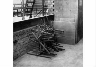Zerstörter Depotbereich (verm. Teppichwaschanlage) des Museums für Islamische Kunst im Dachgeschoss des Südflügels des Pergamonmuseums, Detailaufnahme