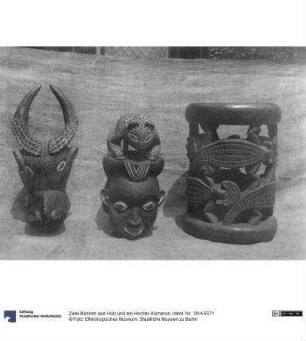 Zwei Masken aus Holz und ein Hocker, Kamerun