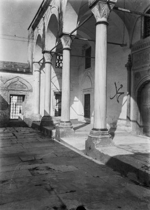 Moschee : Blick auf den Eingang einer Moschee.
