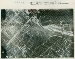 Foto eines durch deutsche Beschießung zerstörten Häuserblocks gegenüber dem Zentralbahnhof in Nancy (Luftbild)