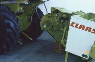 Fotografie: Erntetechnik, Feldhäcksler selbstfahrend, Maisgebiss, Antriebs- und Anbausystem