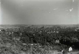 Mayen, Stadtansicht : Mayen. Stadtansicht von Norden über das Nettetal mit dem Eisenbahnviadukt gegen das Maifeld
