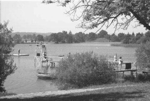 Seehausen: Strandbad, Vordergrund Busch und See