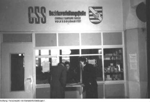 Dresden, Heiligenbornstraße 20. Bezirksgeschäftsstelle der Volkssolidarität, Verteilung von Spenden, 1946