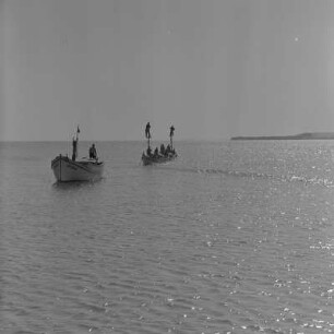 Fischerboote im Hafen von Nessebar. Heimkehrende Küstenfischer auf dem Schwarzen Meer, an der Bucht von Burgas