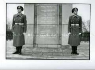 Abzug der Ehrenwache am Sowjetischen Ehrenmal am Brandenburger Tor