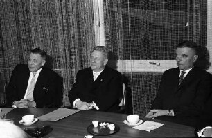 Freiburg: Regierungspräsidium; der scheidende Vizepräsident Wilh. Holzinger, Regierungspräsident Anton Dichtel, Viezepräsident Min.Rat H. Schnarrenberger