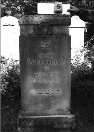 Grabstein 5 (Index: 99790170) Material: ? Zustand: sehr gut Maße HxBxT: 130x55x15 cm Symbolik: Davidstern Besonderheit: Name: alt = senior, vgl. 36: Grabstein 5