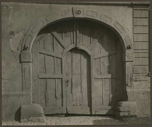 Hauptstr. 55, Tor mit Scheitelstein, Brezel, 1780