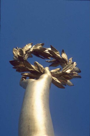Lorbeerkranz der Siegesgöttin in Berlin : Berlin. Siegessäule. Arm und Hand der Siegesgöttin Viktoria mit Lorbeerkranz