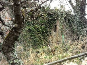 (ehemalige Jakobuskirche)-Ansicht im Südsüdwesten-Kirchhofmauer im Südseiten mit Schießscharte (Schlitzscharte) in Brusthöhe von Feldseite