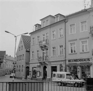 Wohnhaus mit Läden