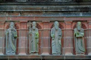 Frankreich. Bretagne. Finistere. Sizun. Enclos Paroissial. Apostel Figuren am Beinhaus