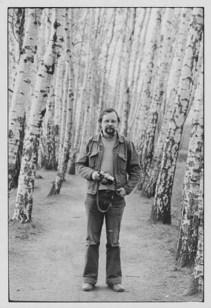 Der Lyriker Heinz Czechowski in einem Birkenwald
