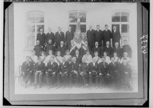 Fahnenweihe des Männergesangvereins "Liederkranz Laucherthal" am 16. Juni 1929 mit dem Vorsitzenden Richard Haas und Dirigent Johann Hinger (1. Reihe, 3. von links)