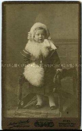 Kleines Mädchen im Wintermantel und Muff, Carte de Visite