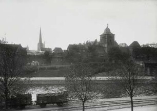 Lübeck, Stadtansicht : Lübeck. Stadtansicht von Nordosten, Altstadt mit Jakobikirche, Burgtorbefestigung und Burgtor. Blick über den Klughafen