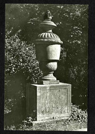 Friedhof, Grabstein mit hoher Urne