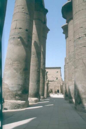 Ägypten. Luxor. Luxor-Tempel (1551ante/1080ante). Säulengang vor dem Eingang zum Pylon der Tempelanlage