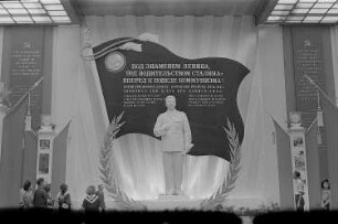 Ausstellung der Sowjetunion im Gebäude des Finanzministeriums der DDR am Werderschen Markt anlässlich der III. Weltfestspiele in Berlin : Ausstellungsbesucher vor einer Statue von Josef Stalin