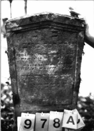 Grabstein 978 (Index: 99751383) Material: Sandstein Zustand: stark verwittert Maße HxBxT: 83x38x13 cm Beschreibung: Stele, giebelartiger Abschluß mit Verdachung, Schriftfeld eingetieft: Grabstein 978A