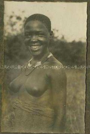 Junge afrikanische Frau mit Halsschmuck und freiem Oberkörper