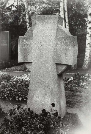 Grabkreuz für Friedrich Paul Dachsel : Grabkreuz für Friedrich Paul Dachsel. Sandstein (ab 1945; W. Hempel). Dresden-Tolkewitz, Urnenhain