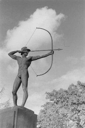 Bogenschütze : Bogenschütze. Bronze (1895; E. M. Geyger, Guß 1902). Dresden-Neustadt. Neustädter Elbufer