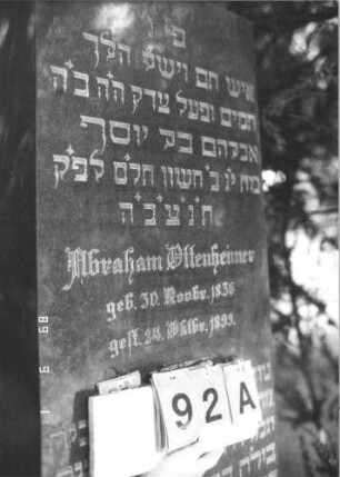 Grabstein 92 (Index: 100105800) Material: polierter Garnit Zustand: sehr gut Maße HxBxT: 218x66x36 cm Beschreibung: Obelisk, getreppter Rusticasockel Besonderheit: Doppelgrab für Eheleute: Grabstein 92A (Nachholaufnahme)