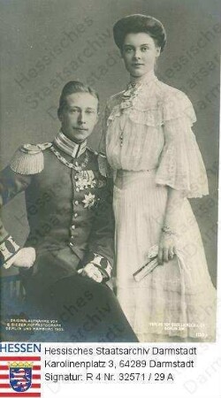 Wilhelm Kronprinz v. Preußen (1882-1951) / Porträt in Uniform mit Ehefrau Cecilie geb. Prinzessin v. Mecklenburg-Schwerin (1886-1954) / in Raum sitzend bzw. stehend, Kniestücke